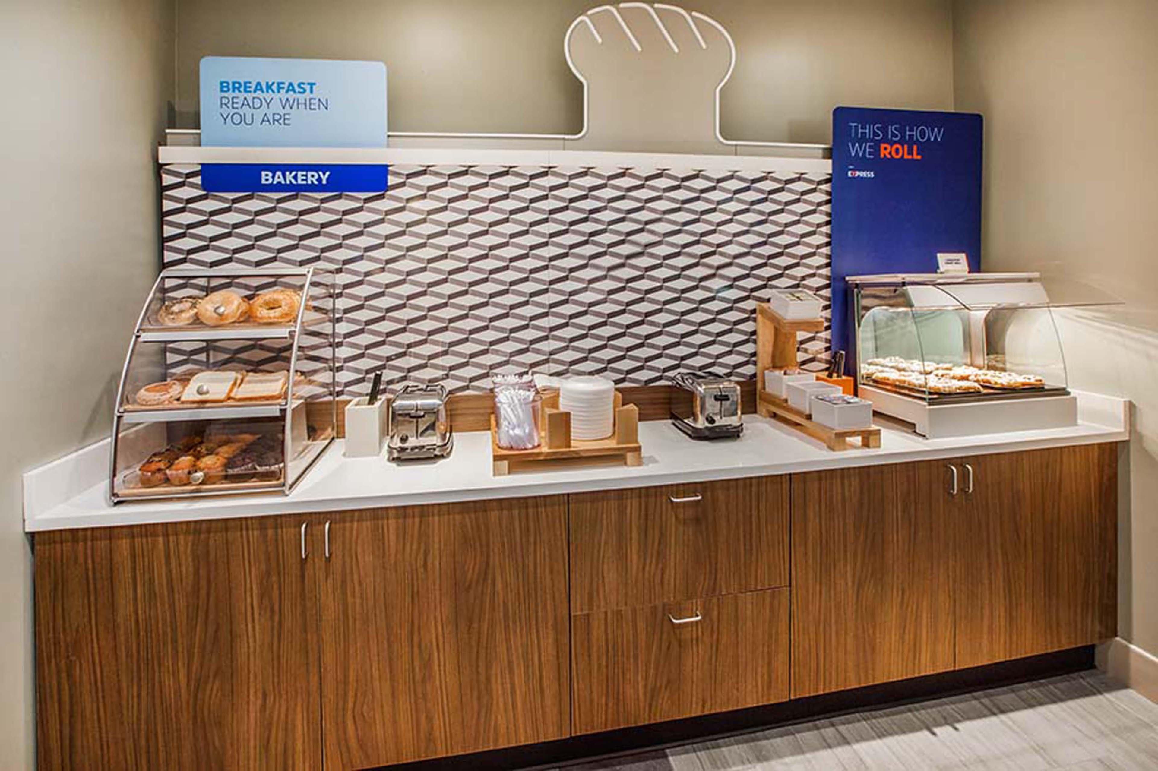 Holiday Inn Express & Suites - Detroit North - Roseville By Ihg Екстер'єр фото