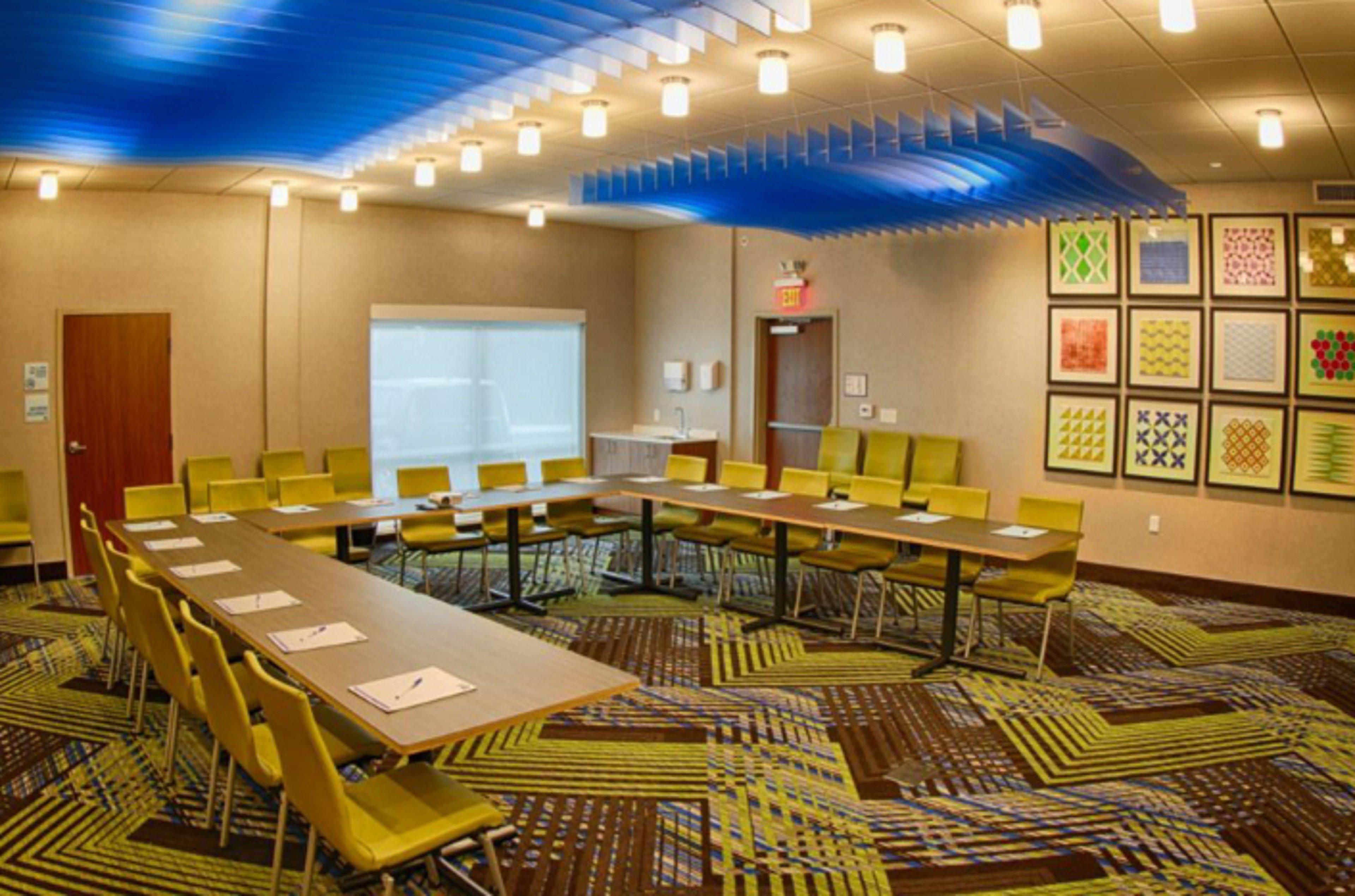Holiday Inn Express & Suites - Detroit North - Roseville By Ihg Екстер'єр фото
