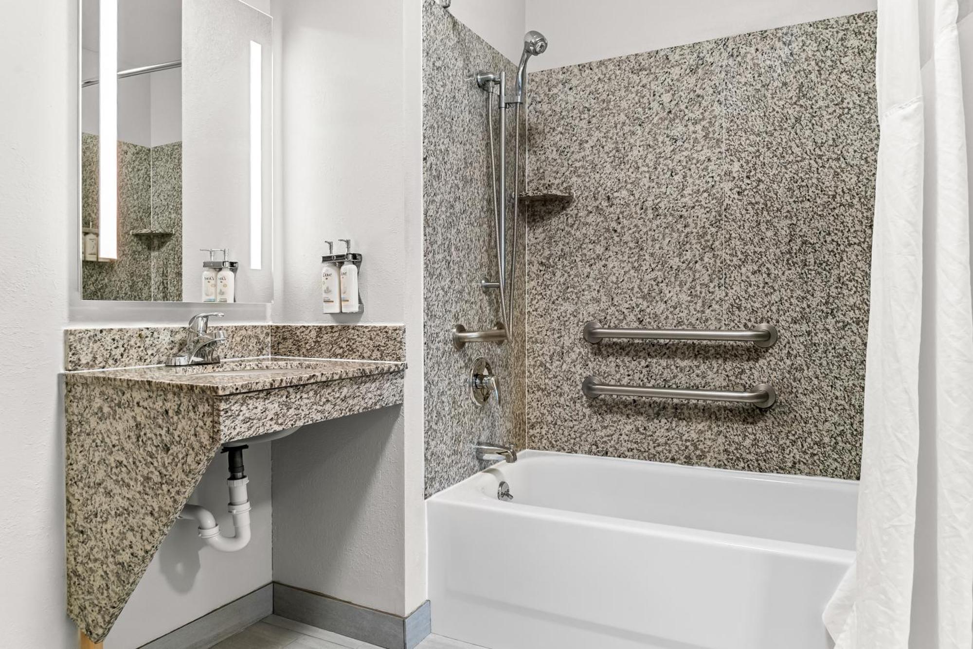 Holiday Inn Express & Suites - Detroit North - Roseville By Ihg Екстер'єр фото