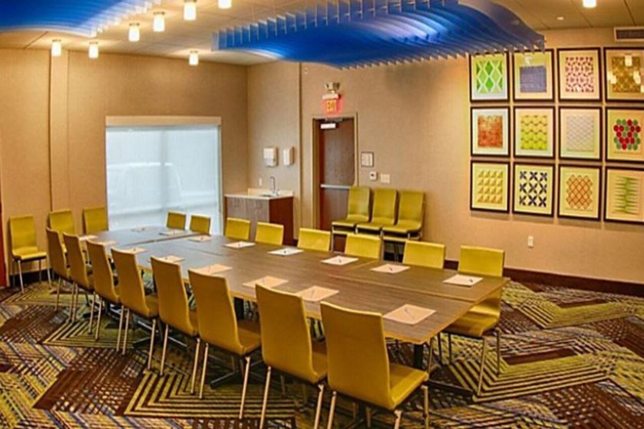 Holiday Inn Express & Suites - Detroit North - Roseville By Ihg Екстер'єр фото